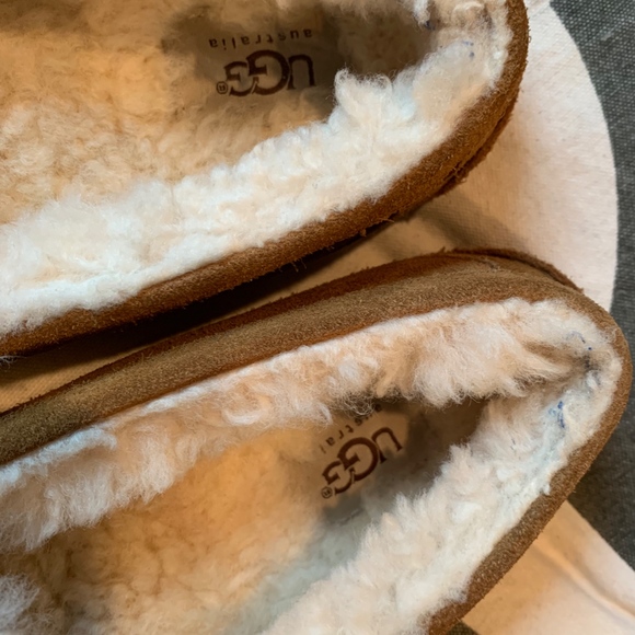 UGG Big Kid Unisex beige Slippers, size 5 - Picture 4 of 6